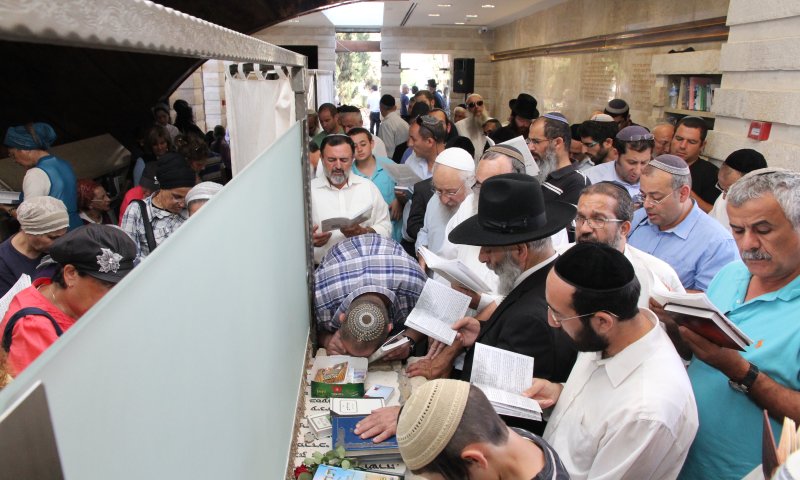 בשידור ישיר: הילולת מרן הרב מרדכי אליהו זצ"ל