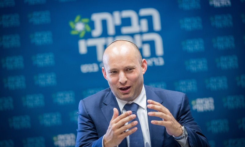 מתקפה חריפה על בנט: ליצן; קצין זוטר