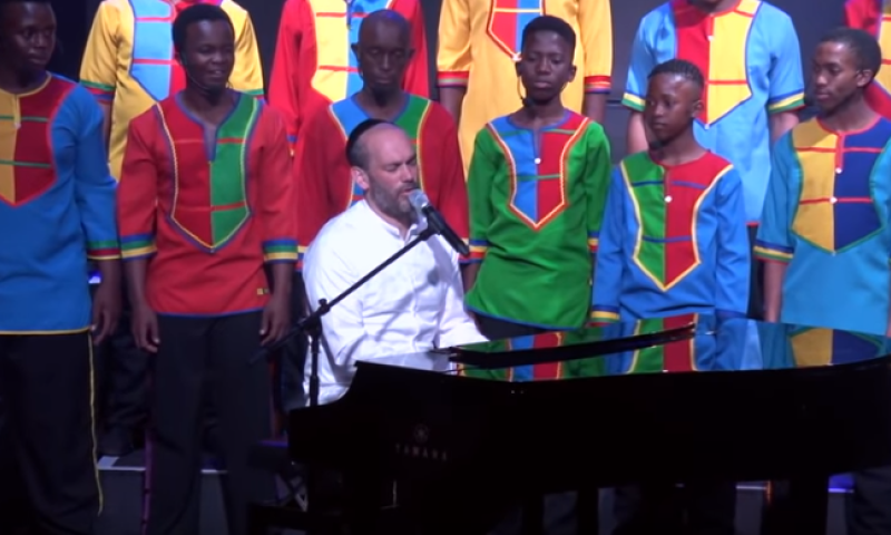 מיוחד: יונתן רזאל ומקהלה מאפריקה שרים קרליבך&bull;צפו