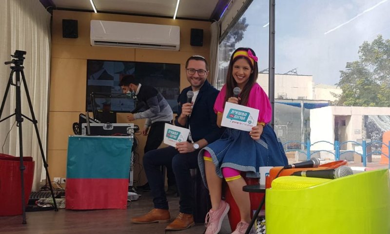 צפו: המשאית הסרוגה חוגגת חנוכה בבית אל