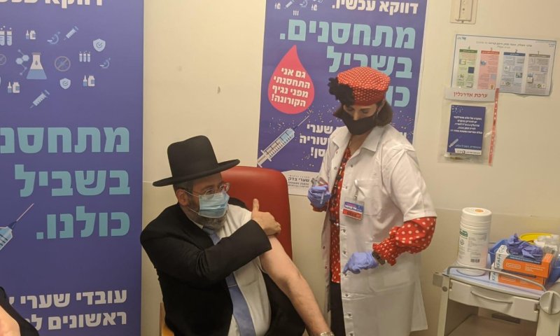 הרב הראשי לישראל לאחר החיסון: זהו יום מיוחד מאוד