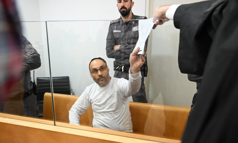 אישום: רצח את אשתו לעיני ילדם בדקירות סכין