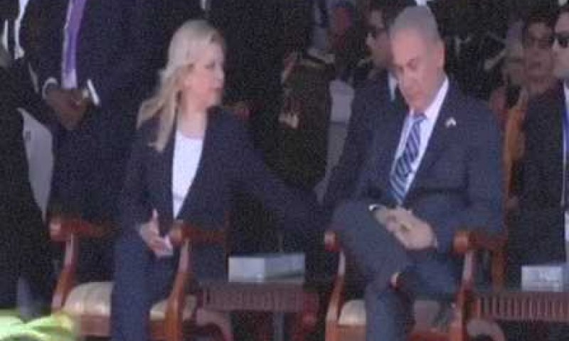 נתניהו נרדם בטקס; שרה העירה אותו. צפו