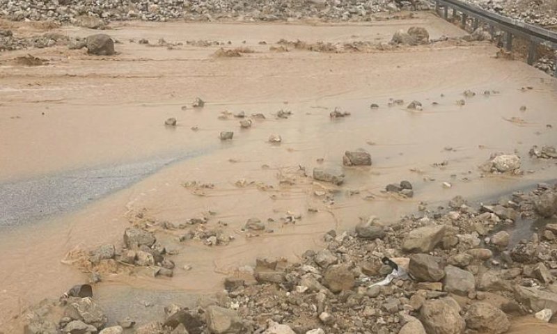 עקב שיטפונות: כביש 90 באזור ים המלח נחסם לתנועה