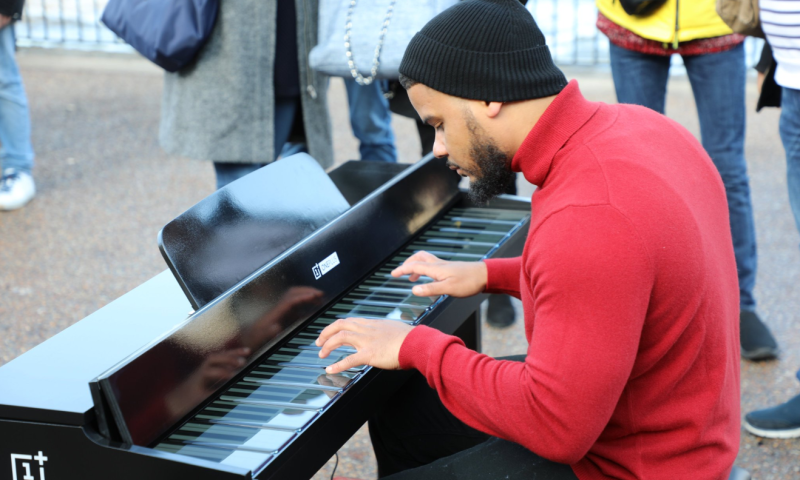 צפו: איך נשמע פסנתר שמורכב מ-17 סמארטפונים?