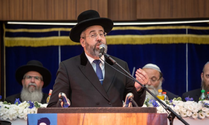 הרב הראשי לישראל מצטרף למיזם כתיבת ספרי התורה
