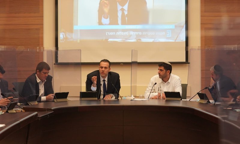 דרמה בכנסת: בתי הכנסת ייסגרו, ההפגנות יימשכו