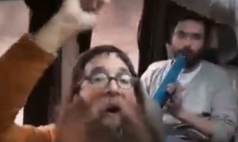 צפו: בדרך לאוקראינה אמני תקוע בביצוע מקפיץ