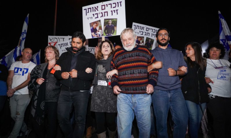 קרובי הנרצחים בברקן: "להרוס את כל בית המחבל"