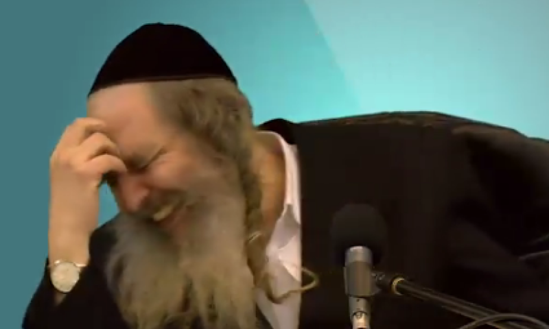בשיעור: הרב ארוש נקרע מצחוק ולא מצליח לדבר.צפו