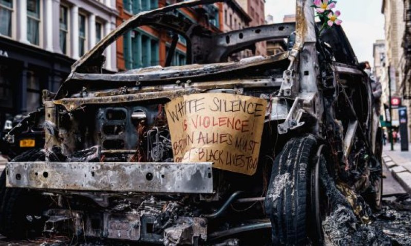 מפתיע: הזמר הסרוג בשיר מרגש על המחאות בארה"ב