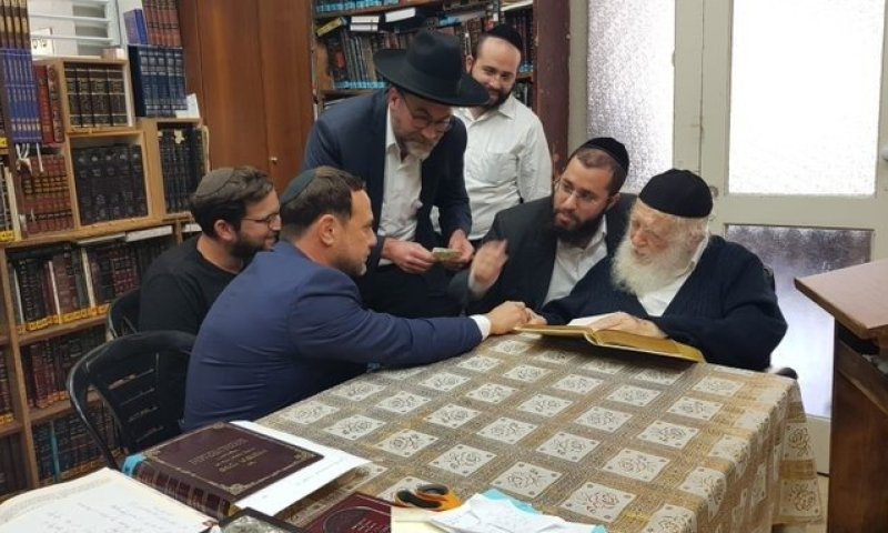 צריכים ברכה: יועצי נתניהו הגיעו לרב קנייבסקי החרדי
