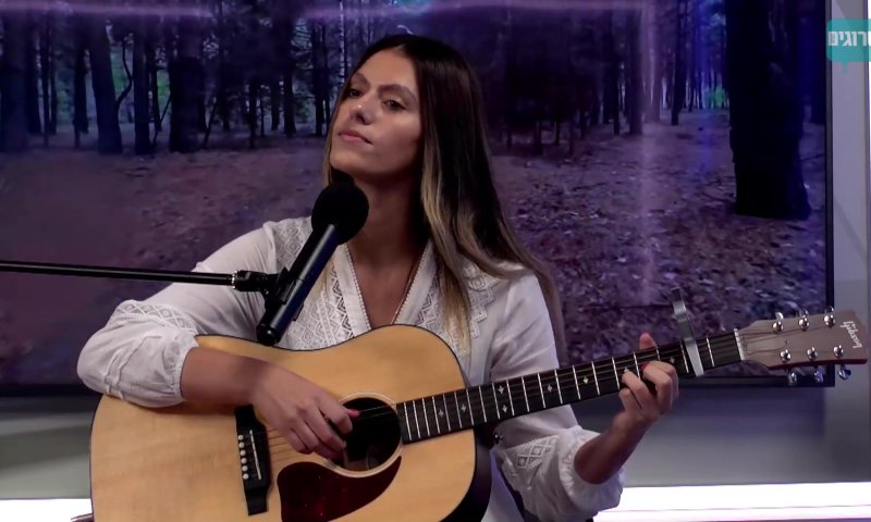 אודיה באולפן: "אנשים מתחזקים דרך השירים שלי"