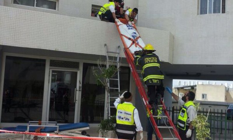 ראשון לציון: בת 50 צנחה אל מותה מגובה 6 קומות