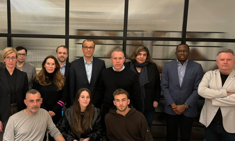 צפו: שגרירי האו"ם נפגשו עם החטופים ששוחררו