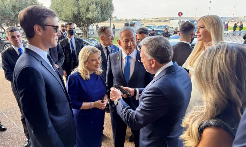 תמונת היום: נתניהו ממתין בנתב"ג להגעתו של טראמפ