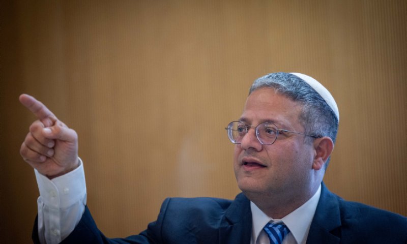 במשרד האוצר מנסים לפגוע בשכר השוטרים