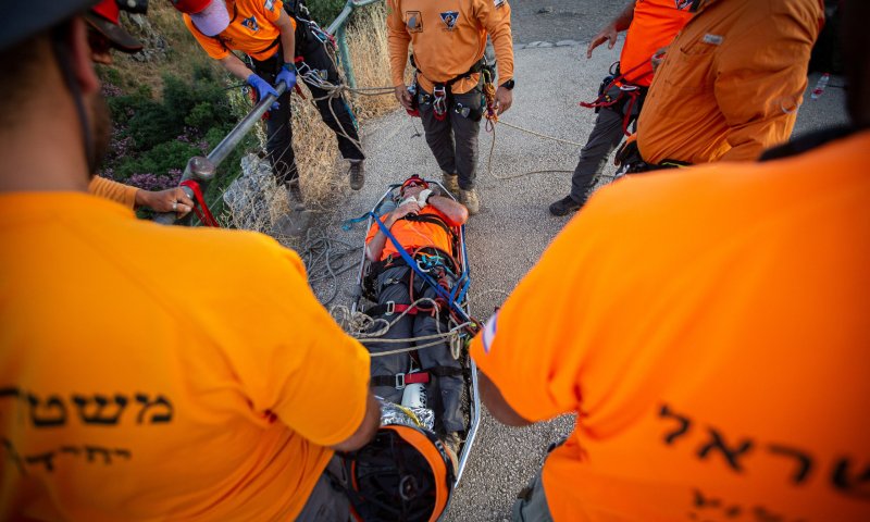 ואדי קלט: חילוץ באלונקות לבן 21 שקפץ לברכה ונפצע
