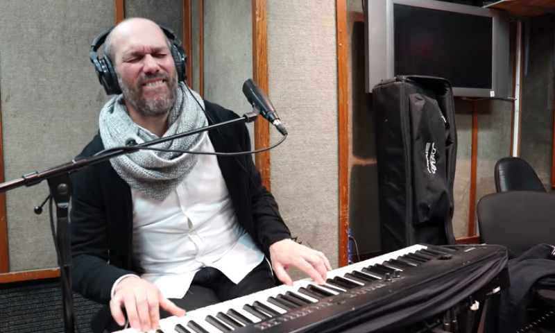 צפו: יונתן רזאל חוזר לשתף פעולה עם אמן מפתיע