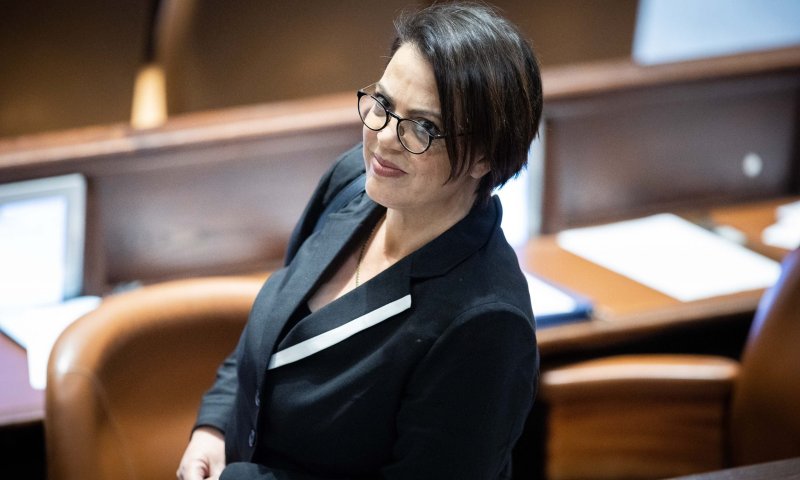 דיסטל תוקפת: "הסכמים מפוקפקים עם החיזבאללה"