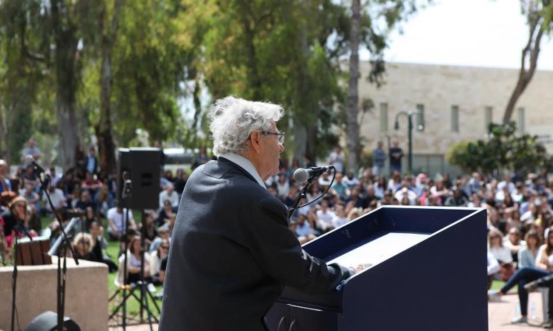 "מוסתר בתוך שק": סיפור הישרדותו של אהרון ברק