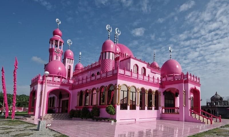 מה עומד מאחורי תמונת המסגד הורוד?