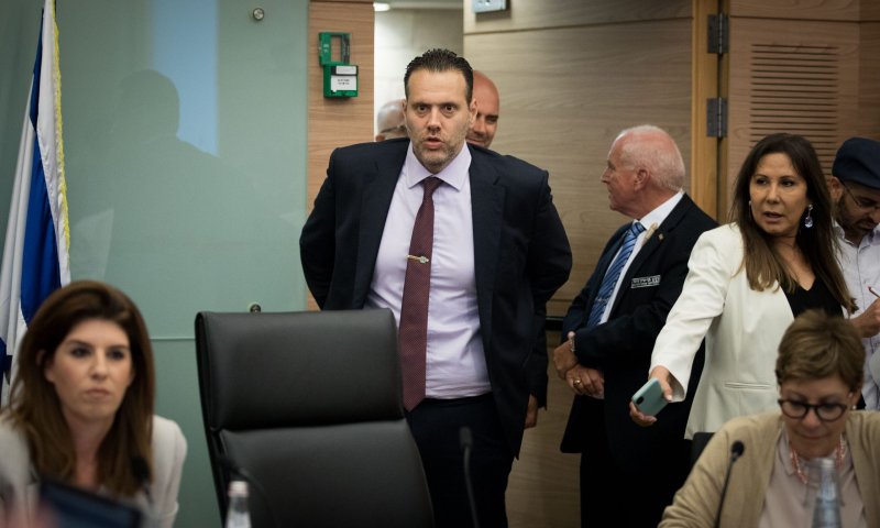 הדיון בועדה המסדרת התלהט: "מכרתם את גפני"