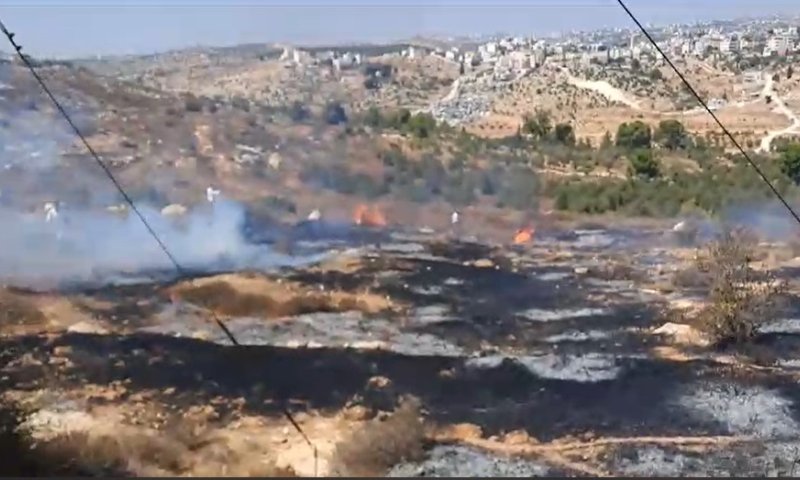מטרים מהבתים: ערבים פרצו לעתניאל והציתו אש
