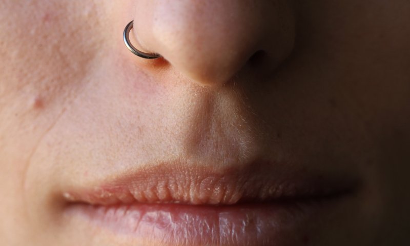 שו"ת: האם מותר לנשים ללכת עם נזם באף?