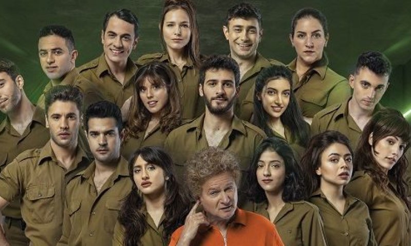 צפו: כוכבי "הלהקה" במחווה לצביקה פיק בסיום ההצגה