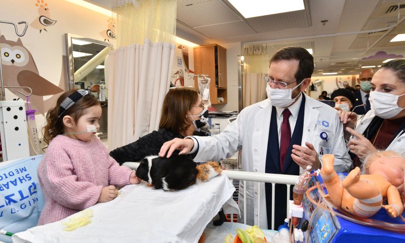 צפו: הנשיא מחלק משלוחי מנות לילדים בבית החולים