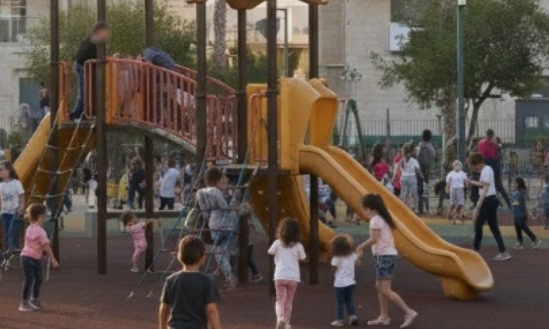 אירוע חריג בגן משחקים בפ"ת: ילדה נתקעה בתוך מתקן &ndash; וחולצה