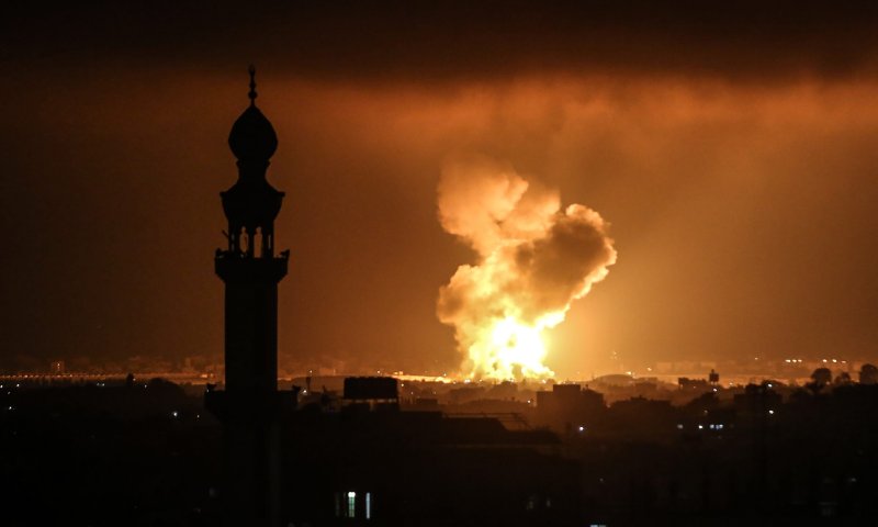 בתגובה לשריפות: צה"ל תקף מטרות חמאס בעזה