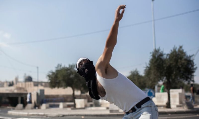 טרור האבנים: בת 10 נפצעה בראש מאבן שיידו מחבלים