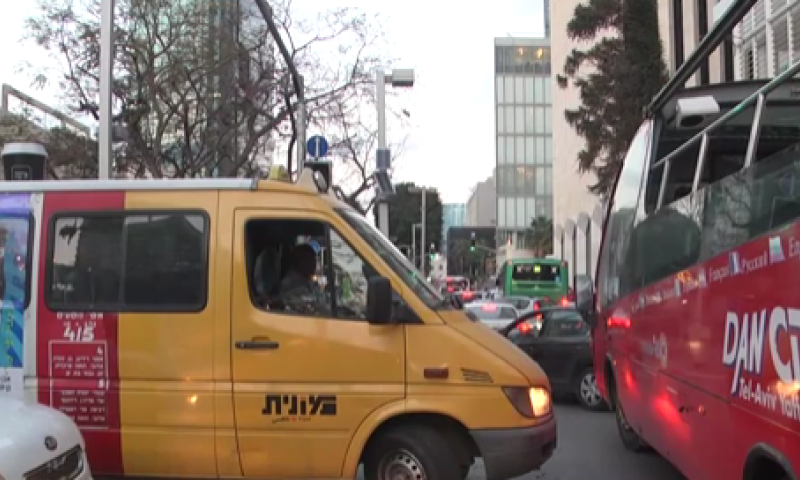 קטסטרופה בת"א: נוסעים נטשו אוטובוס וצעדו ברגל