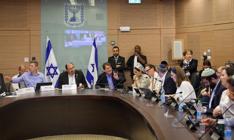 עימות בוועדת חוקה: "שקרן, נוכל, רוקד על דם של חיילים"