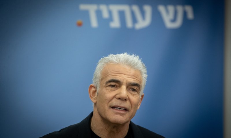 מביך: לפיד תקף; חבר ממשלתו הזכיר לו: זה הסכם שלך