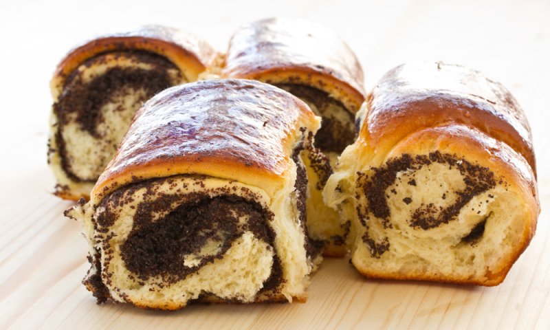 הפתעה ליד הקפה: עוגת שמרים ופרג