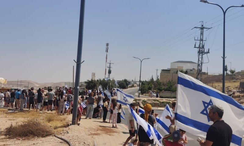 צפו: תושבי נוקדים מלווים את משפחתו של נווה לשם הי"ד