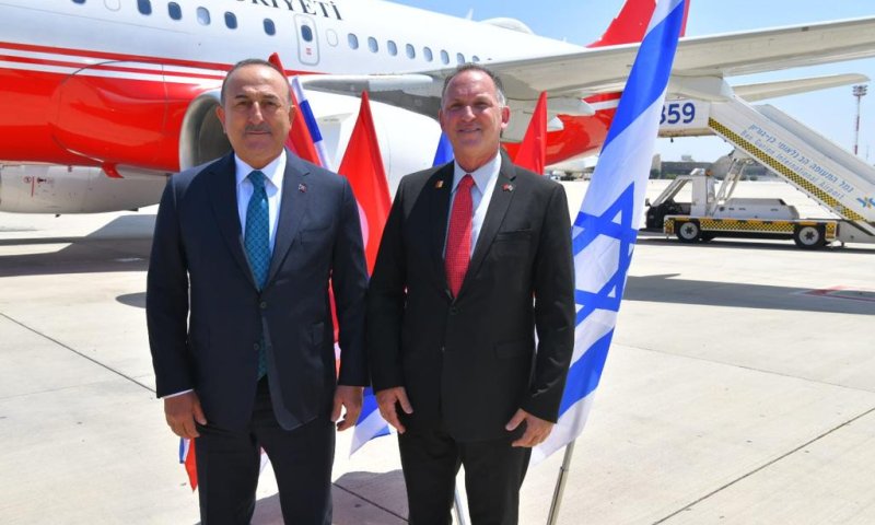 לראשונה זה 15 שנה: שר החוץ הטורקי נחת בישראל