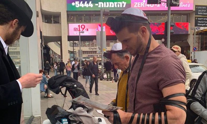 "בחיים לא הנחתי תפילין, דווקא עכשיו כן"