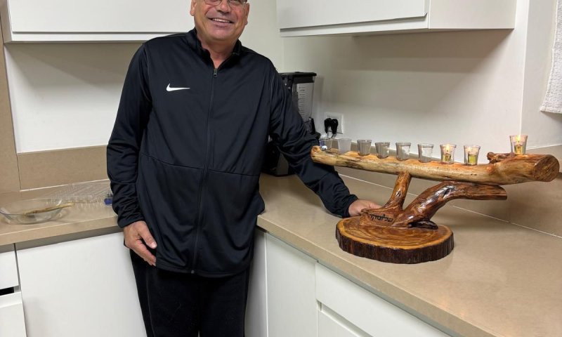 מחושך לאור: רבש"צ שתולה הדליק חנוכייה בבית שנפגע מטיל נ"ט