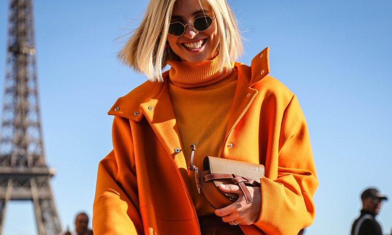 מעילי אוברסייז וחצאיות עור: הטרנדים החמים של החורף