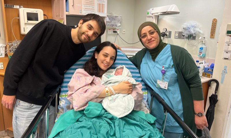 מזל טוב: בבית החולים 'בלינסון' נולד התינוק הראשון לשנת 2025