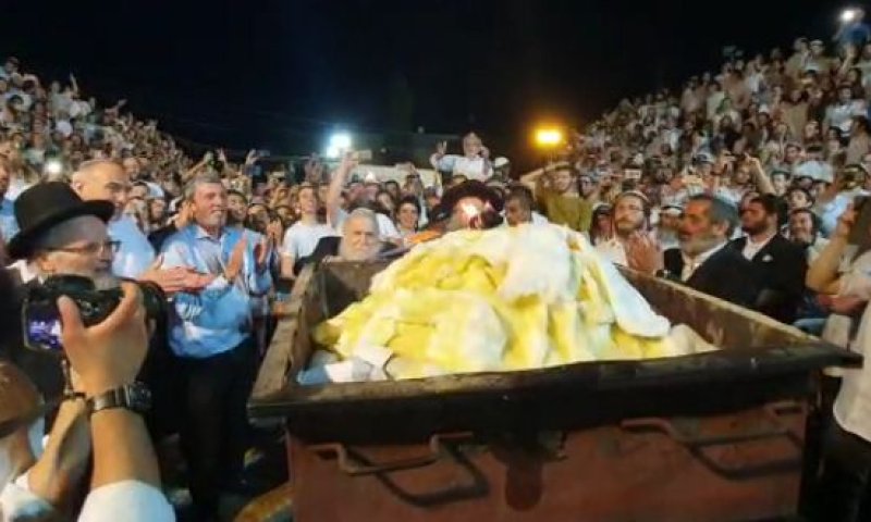 צפו: ההדלקה המסורתית של הציונות הדתית במירון