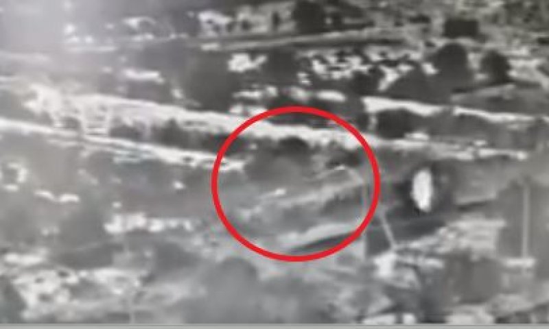 תיעוד: מחבלים משליכים עשרות בקבוקי תבערה