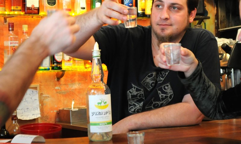 לחיים: בוטלה תוספת המס על הבירה והעראק