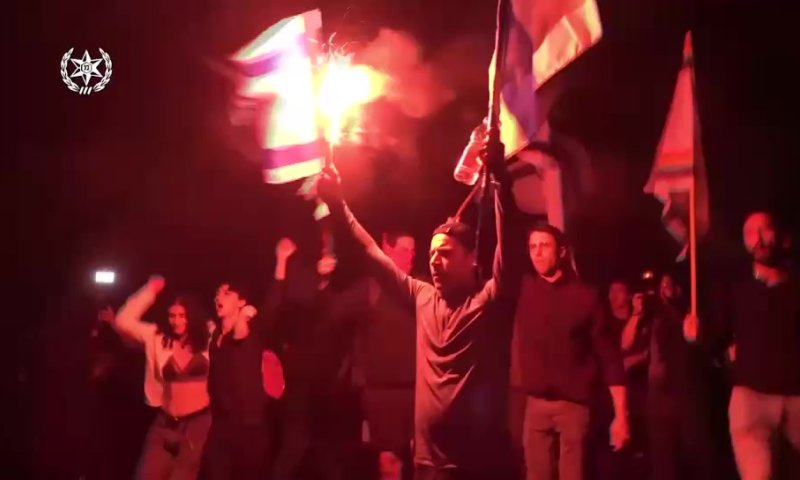 צפו: פריצת המחסומים, וההתפרעות בנתיבי איילון