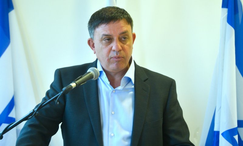 גבאי הודיע: "תומך בפתיחת מרכולים בשבת בגבעתיים"