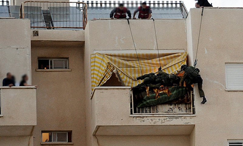 דרמה: הורים מתבצרים ומאיימים להתאבד